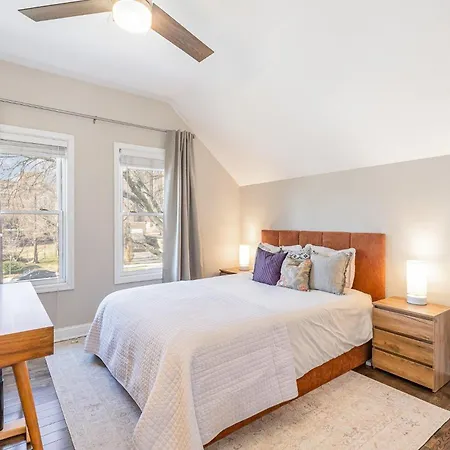 Modern Farmhouse- Fenced Backyard+patio-12 South Holiday home Nashville