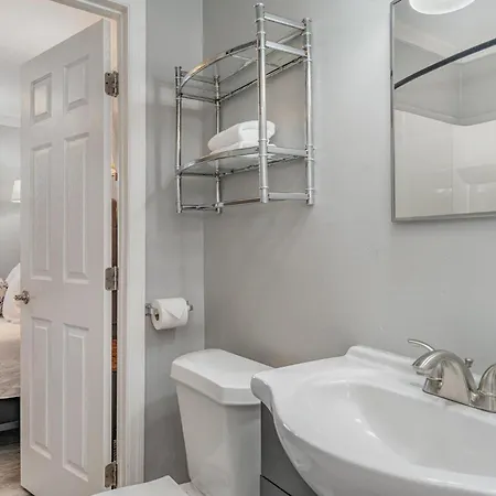 Urban Pearl-2 Bedroom & Private Patio-in Midtown *