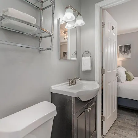 Urban Pearl-2 Bedroom & Private Patio-in Midtown