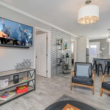Urban Pearl-2 Bedroom & Private Patio-in Midtown Holiday home *