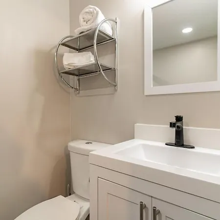 Holiday home Birds Nest-sleeps 24-mins To Geodis Park Nashville