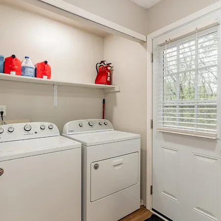 Holiday home Birds Nest-sleeps 24-mins To Geodis Park Nashville