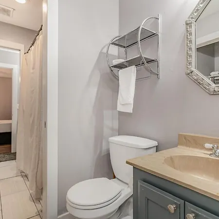 Holiday home Birds Nest-sleeps 24-mins To Geodis Park