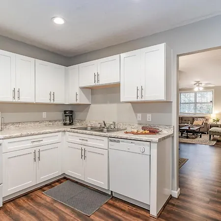 Holiday home Birds Nest-sleeps 24-mins To Geodis Park Nashville