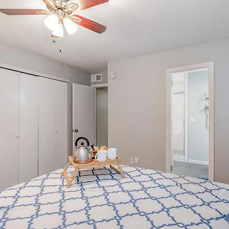 Holiday home Birds Nest-sleeps 24-mins To Geodis Park