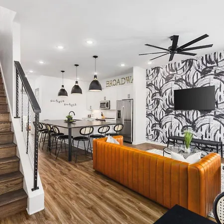 Two Adjacent Homes Sleeps 24 Only 3 Miles To Broadway Nashville