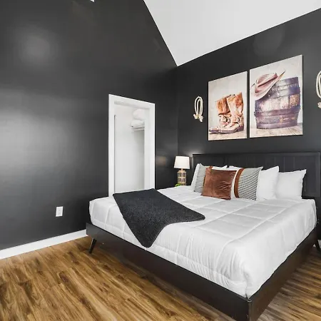 Two Adjacent Homes Sleeps 24 Only 3 Miles To Broadway Nashville