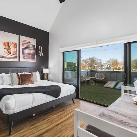 Two Adjacent Homes Sleeps 24 Only 3 Miles To Broadway Holiday home