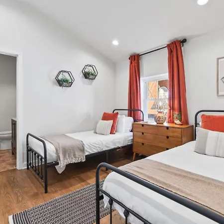 Vibrant Multi Building That Sleeps 48 With 7 Units Holiday home Nashville