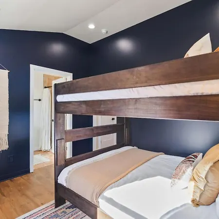 Vibrant Multi Building That Sleeps 48 With 7 Units Nashville