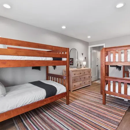 Vibrant Multi Building That Sleeps 48 With 7 Units Nashville