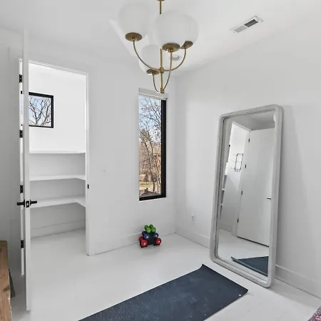 Luxury In Hills With Garage And Walk To The Park Holiday home