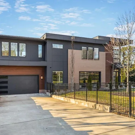 Luxury In Hills With Garage And Walk To The Park Nashville
