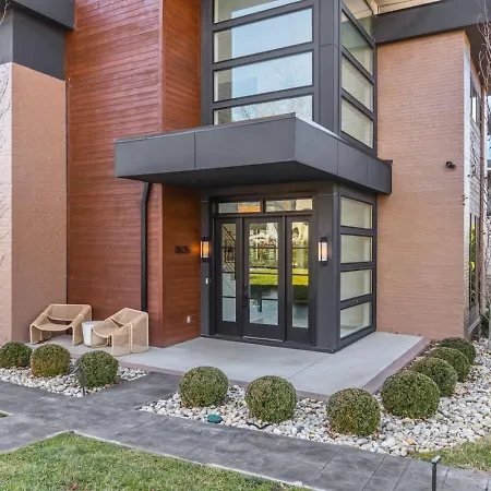 Luxury In Hills With Garage And Walk To The Park *