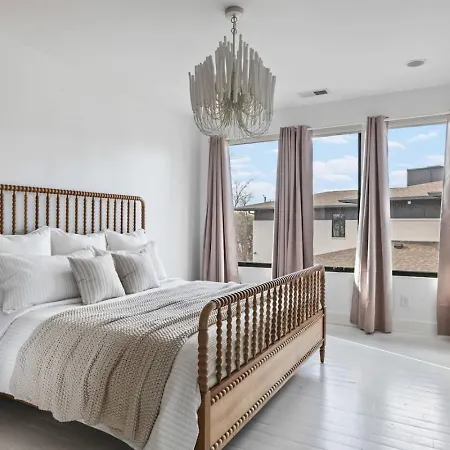 Luxury In Hills With Garage And Walk To The Park * Nashville