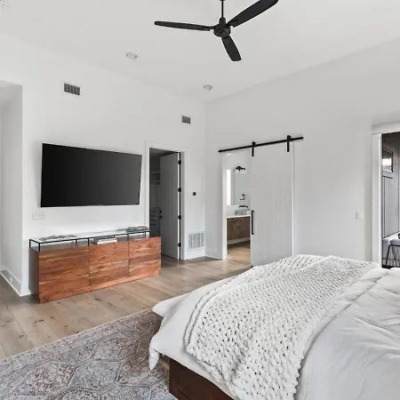 Luxury In Hills With Garage And Walk To The Park Nashville
