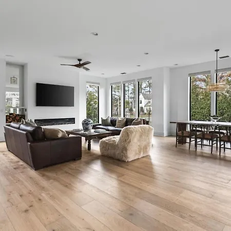 Luxury In Hills With Garage And Walk To The Park *