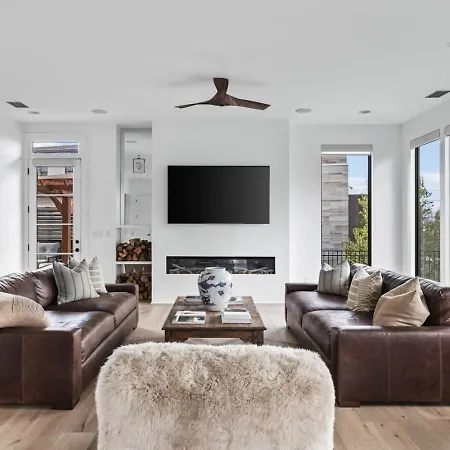 Luxury In Hills With Garage And Walk To The Park Holiday home