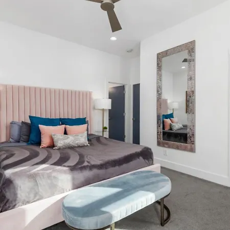 Holiday home Two Adjacent Homes In 12 South And Belmont Area Sleeps 20 People *