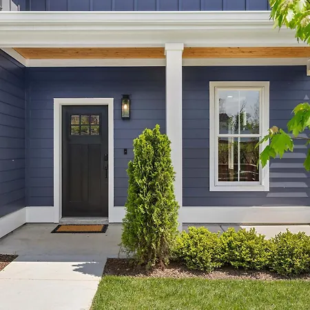 Holiday home The Morrison - Karaoke Theater Backyard Oasis