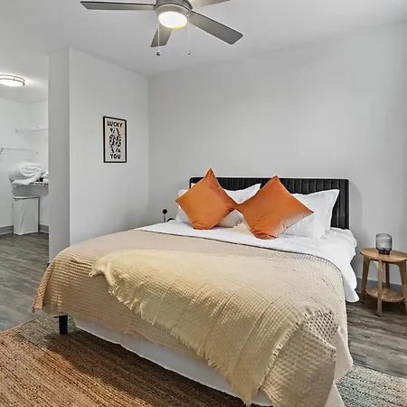 Apartment Mid-century Charm In Midtown