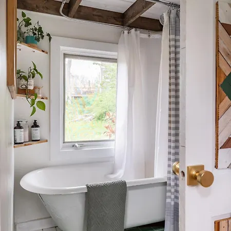Dreamy Tiny House With Hot Tub And Garden Patio Holiday home *