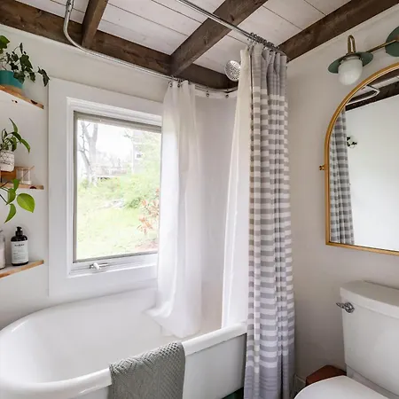 Holiday home Dreamy Tiny House With Hot Tub And Garden Patio *
