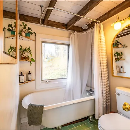 Holiday home Dreamy Tiny House With Hot Tub And Garden Patio