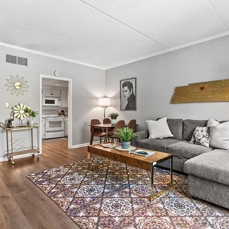 Holiday home Famous Music Row 1 Bedroom With Free Parking And Pool