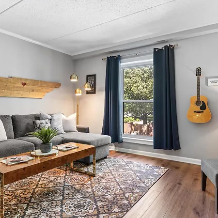 Holiday home Famous Music Row 1 Bedroom With Free Parking And Pool *
