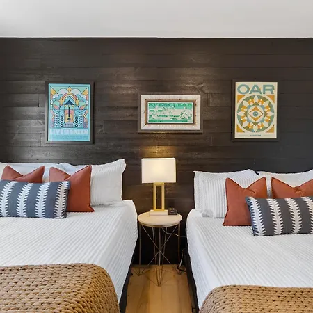 Oasis Walk To Broadway With Pool, Parking, Gym And Patio