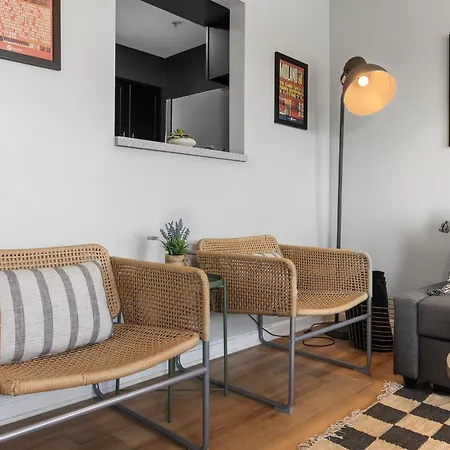 Oasis Walk To Broadway With Pool, Parking, Gym And Patio Apartment *