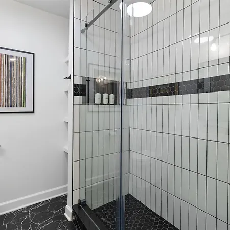 Oasis Walk To Broadway With Pool, Parking, Gym And Patio