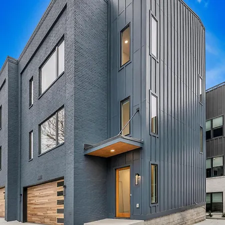 Luxury Hot Tub & Rooftop Deck Downtown *