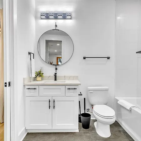 Luxury Hot Tub & Rooftop Deck Downtown Holiday home *