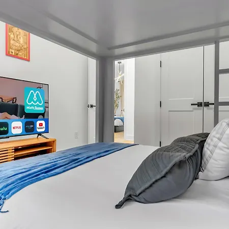 Luxury Hot Tub & Rooftop Deck Downtown *