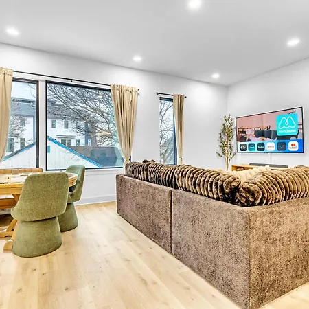 Luxury Hot Tub & Rooftop Deck Downtown *