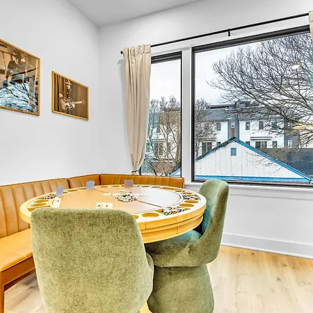 Holiday home Luxury Hot Tub & Rooftop Deck Downtown *