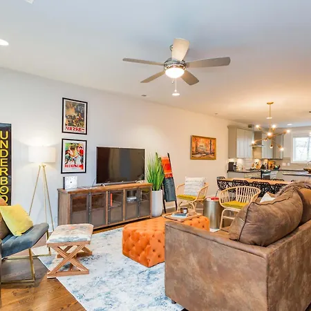 2 Chic Townhomes Near Geodis Sleeps 22 Holiday home *