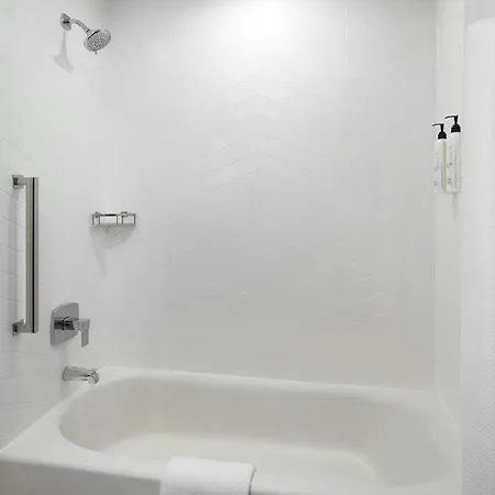 Hotel Fairfield By Marriott & Bellevue 3*