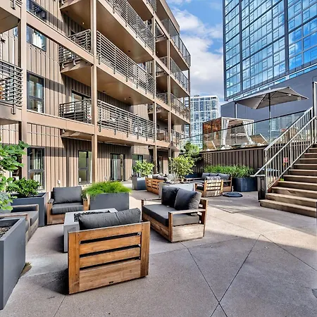 Beverly Nash Downtown, Incredible Skyline Views, Walk To Broadway! Holiday home Nashville