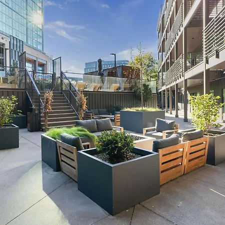 Walk To Downtown Nash From The Speakeasy Pool, Gym, Parking And More, Amazing Location Holiday home Nashville