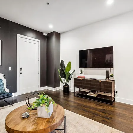 Legends Loft Modern Near Vandy On West End Holiday home