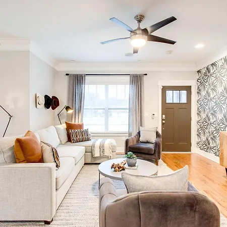 Belmont And Broadway Great For Groups Holiday home