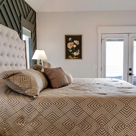 The Urban River - 4br Getaway
