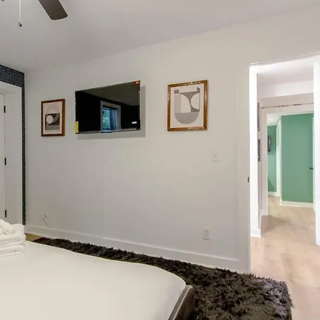 Nashoasis 10 Min To Dt, Gameroom, Huge Yard Holiday home