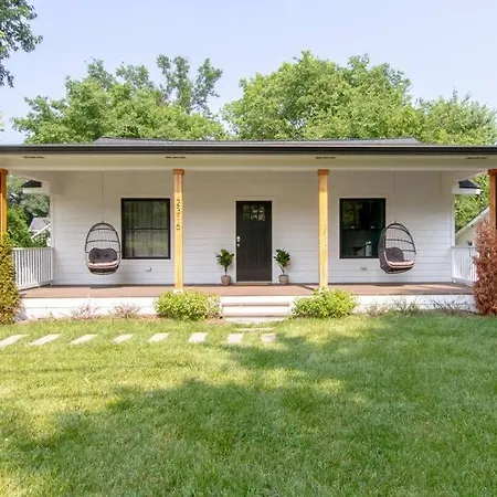 Nashoasis 10 Min To Dt, Gameroom, Huge Yard Holiday home Nashville