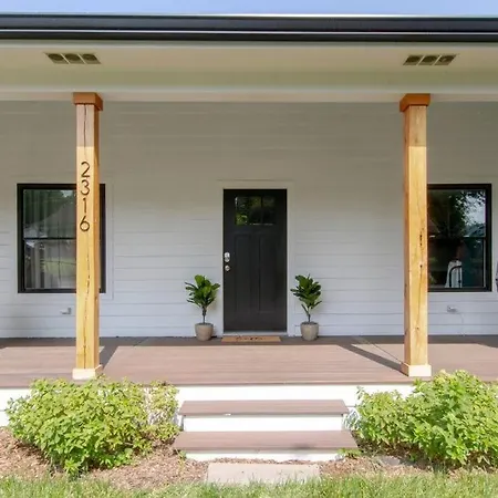 Nashoasis 10 Min To Dt, Gameroom, Huge Yard Holiday home