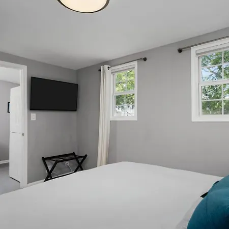 Private Cottage With Hot Tub 17Mi To Downtown Holiday home