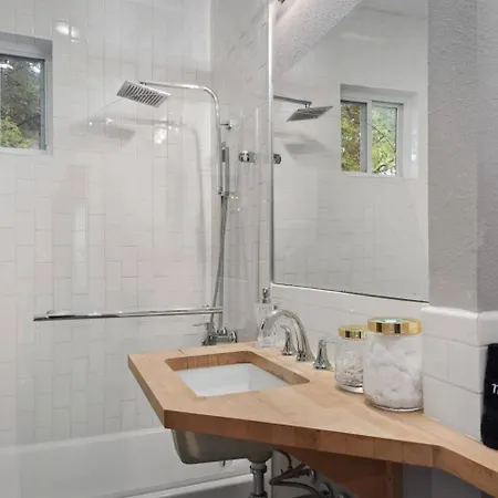 Holiday home Private Cottage With Hot Tub 17Mi To Downtown
